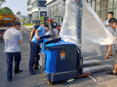 科力電動堆高車進行裝卸、堆高、堆垛和短距離運輸作業(yè)