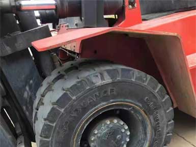 前進實心輪胎825-15，6條實心輪胎已全部安裝到叉車上